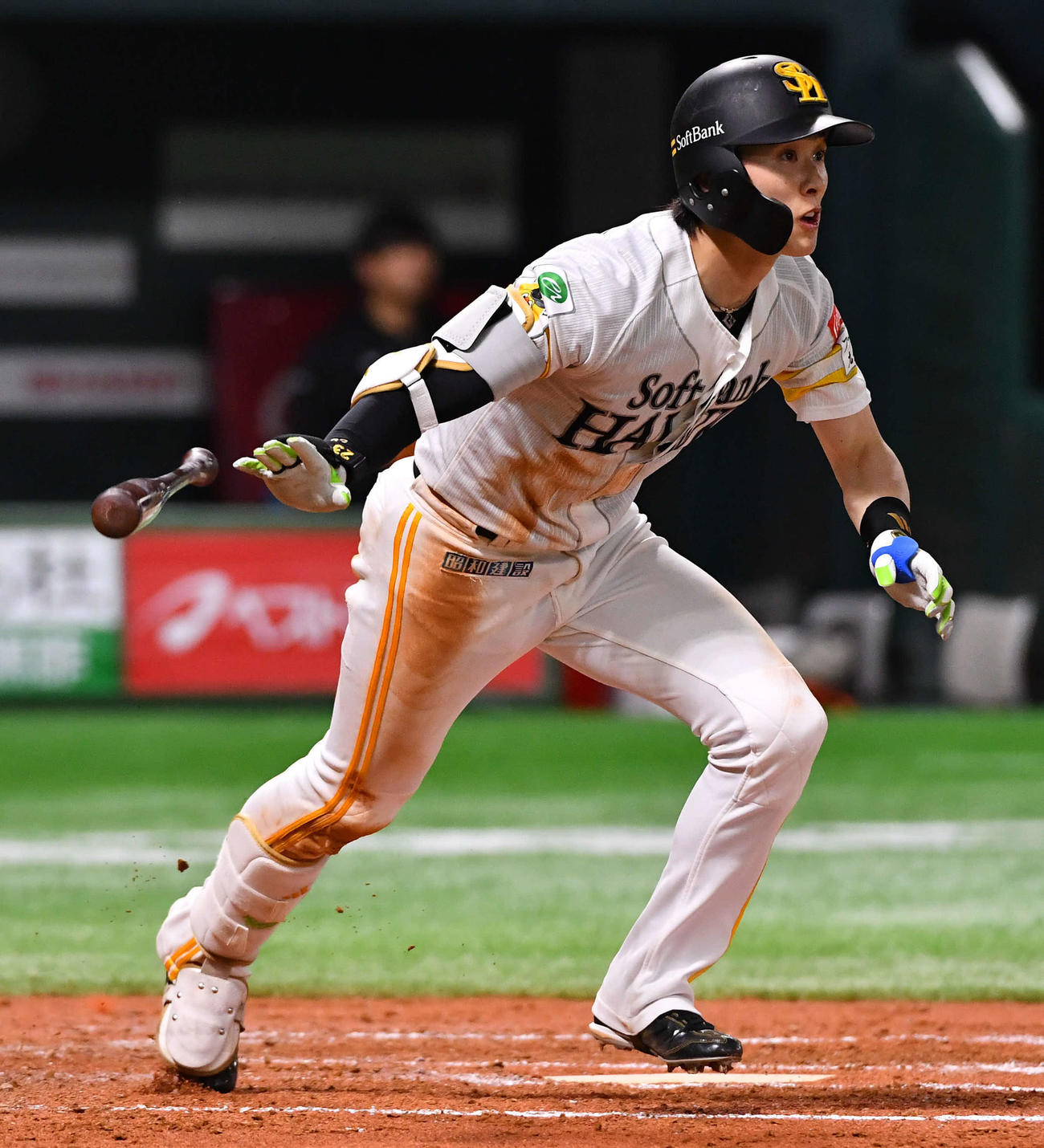 ソフトバンク対巨人　2回裏ソフトバンク2死二塁、周東は適時二塁打を放つ（撮影・岩下翔太）