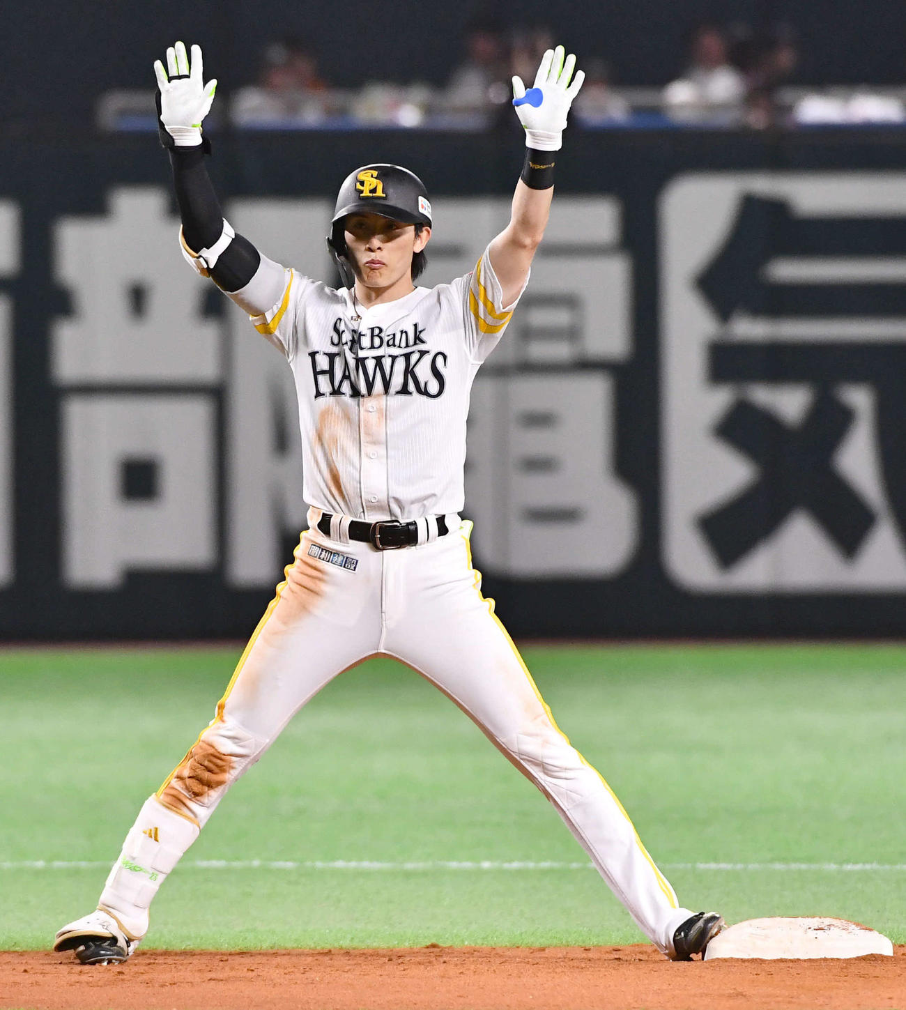ソフトバンク対巨人　2回裏ソフトバンク2死二塁、同点適時二塁打を放ち、ベンチに向かって両手を挙げる周東（撮影・岩下翔太）