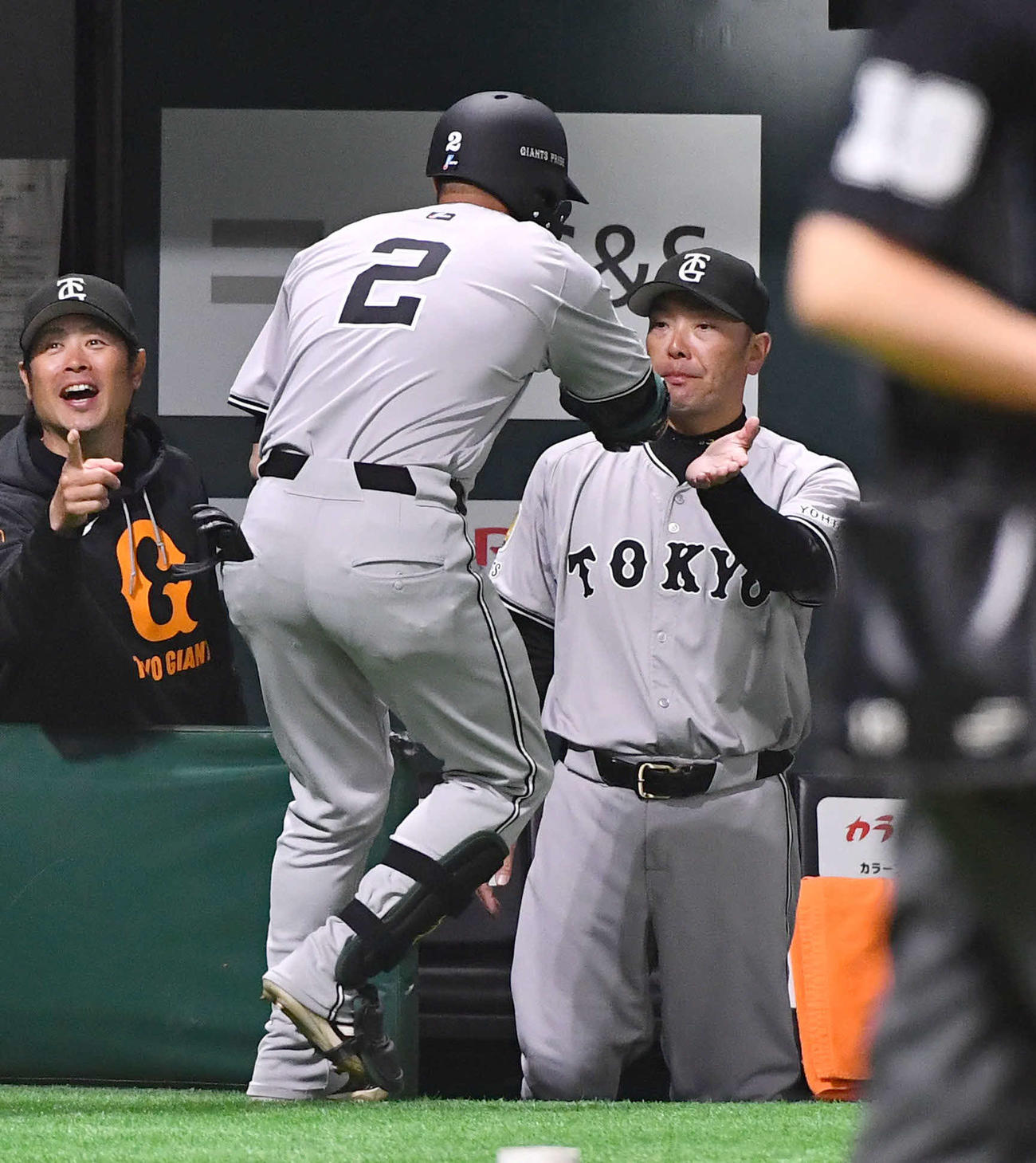 ソフトバンク対巨人　1回表巨人1死二塁、先制の右越え2点本塁打を放った吉川（左から2人目）とタッチを交わす阿部監督（撮影・岩下翔太）
