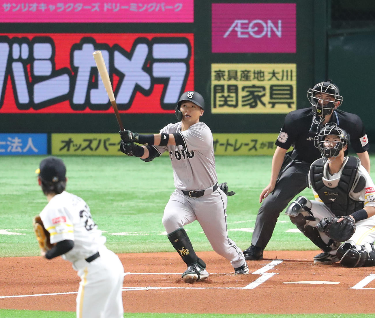 ソフトバンク対巨人　1回表巨人1死二塁、吉川は右越えに先制となる2点本塁打を放つ（撮影・梅根麻紀）