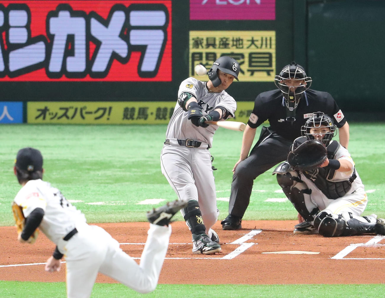 ソフトバンク対巨人　1回表巨人1死二塁、吉川は右越えに先制となる2点本塁打を放つ（撮影・梅根麻紀）