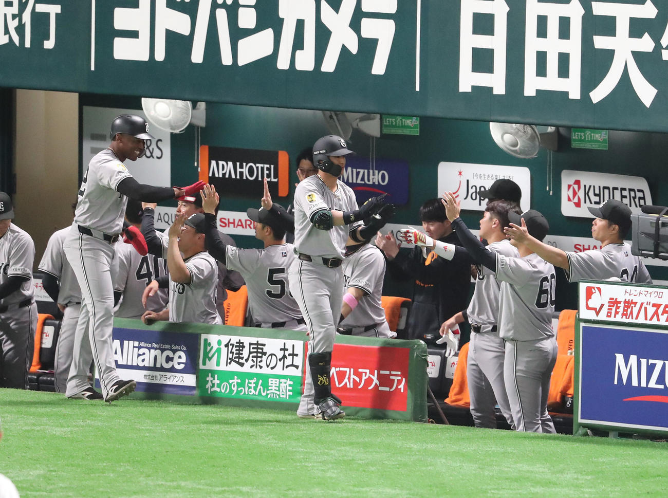 ソフトバンク対巨人　1回表巨人1死二塁、吉川は右越えに先制となる2点本塁打を放ちベンチのナインとハイタッチ（撮影・梅根麻紀）