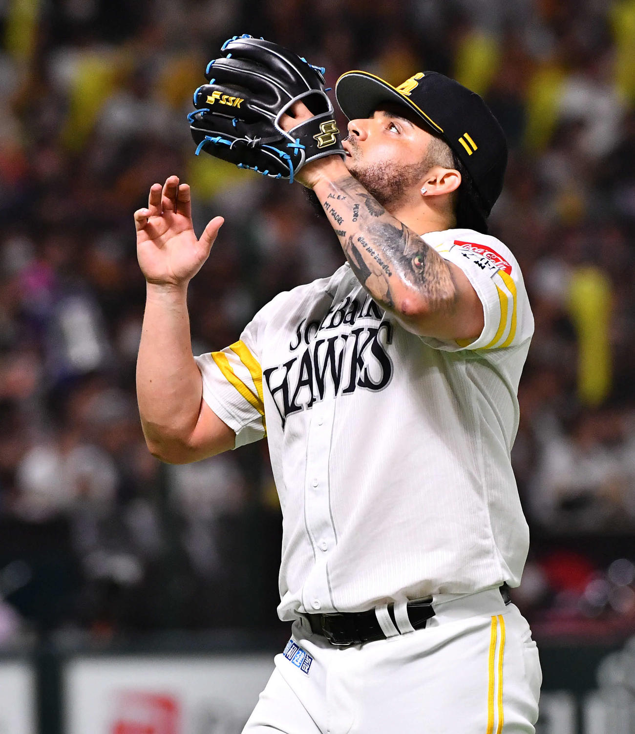 ソフトバンク対巨人　7回表を無失点に抑えてベンチへ戻るオスナ（撮影・岩下翔太）
