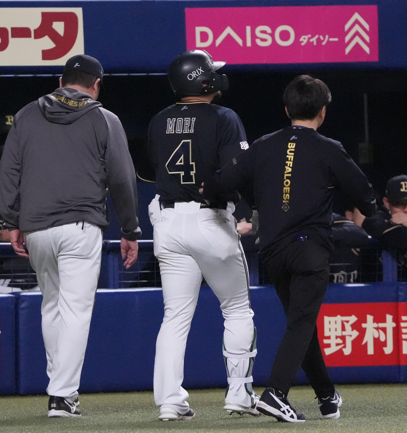 中日対オリックス　2回表オリックス1死、ニゴロに倒れベンチへ戻る森（中央）（撮影・森本幸一）