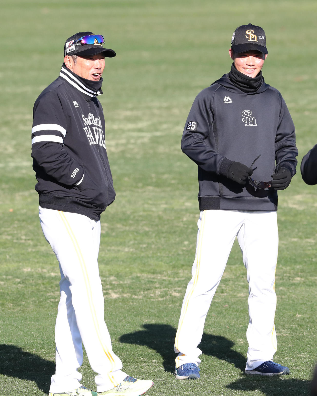 ソフトバンク小久保監督と話をする庄子雄大（2025年2月7日撮影）