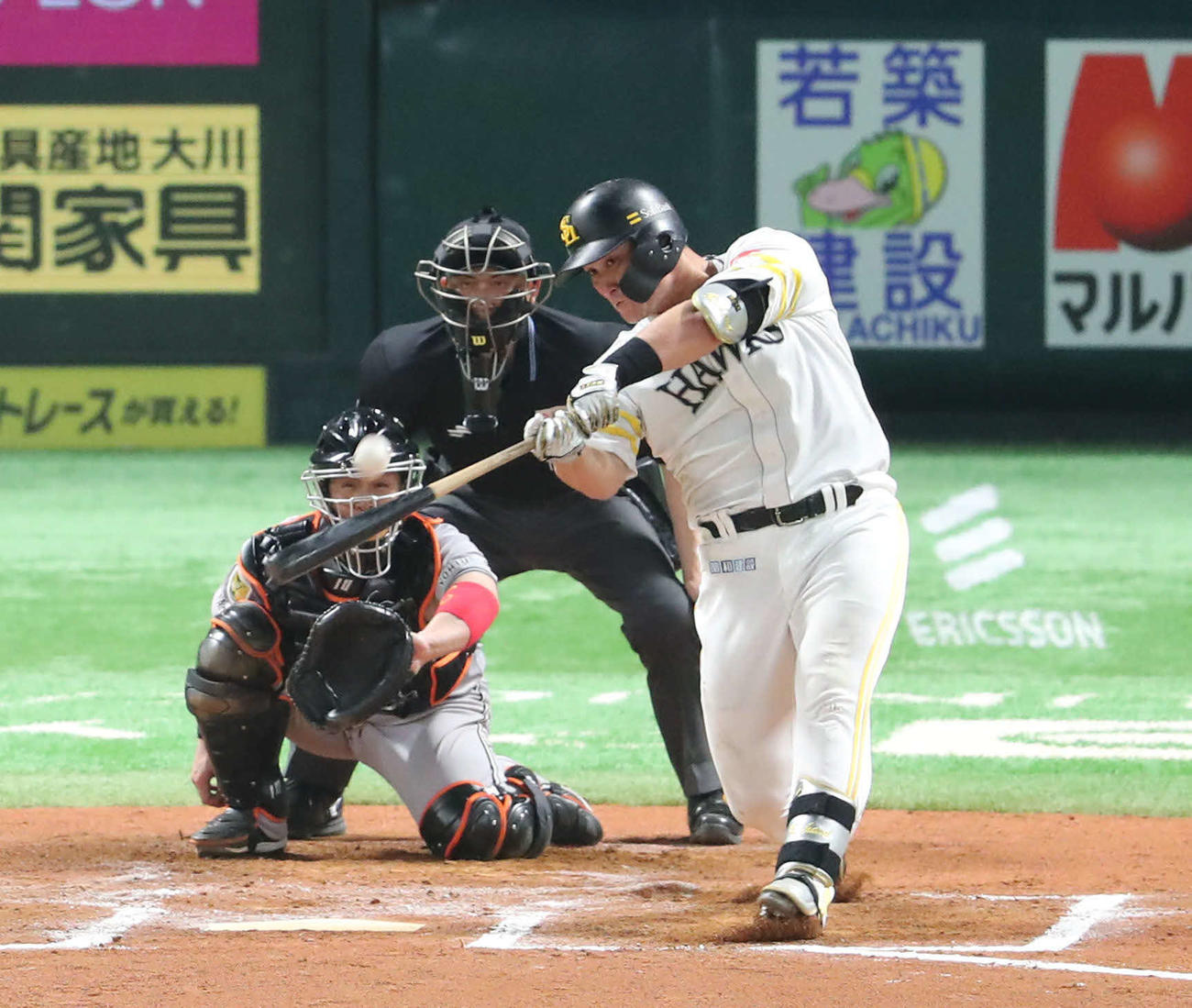 ソフトバンク対巨人　6回裏ソフトバンク無死、リチャードは左越えに本塁打を放つ（撮影・梅根麻紀）