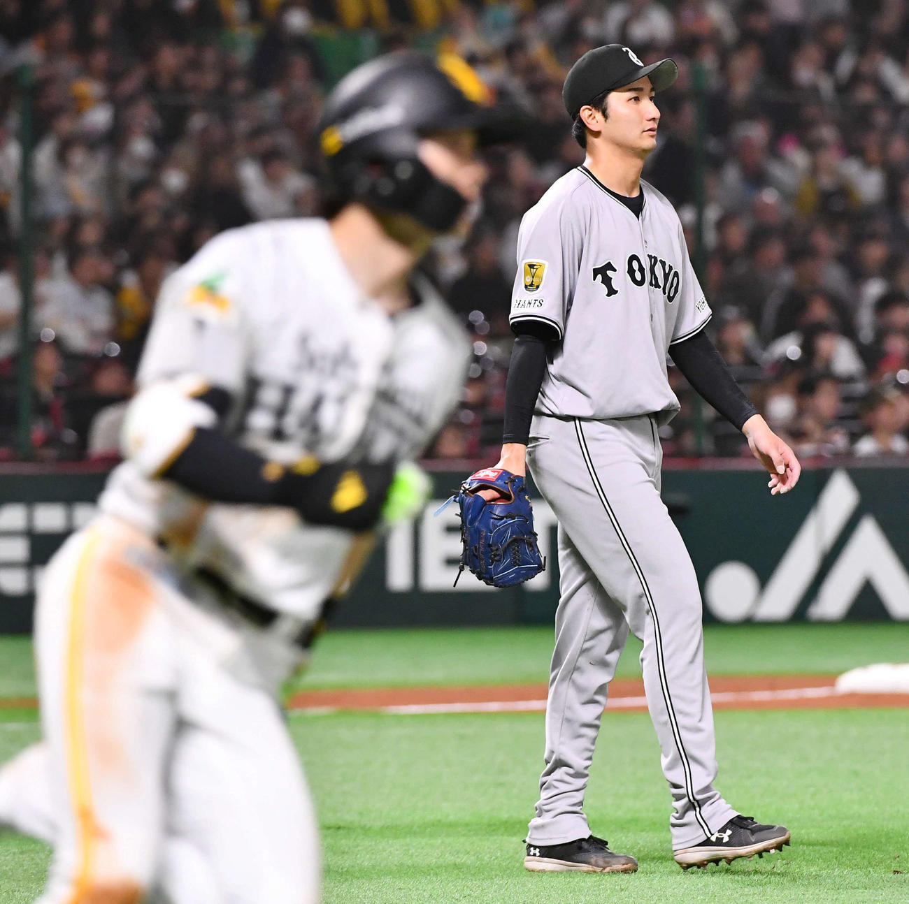 ソフトバンク対巨人　2回裏ソフトバンク2死二塁、周東（左）に同点適時右二塁打を打たれた横川（撮影・岩下翔太）