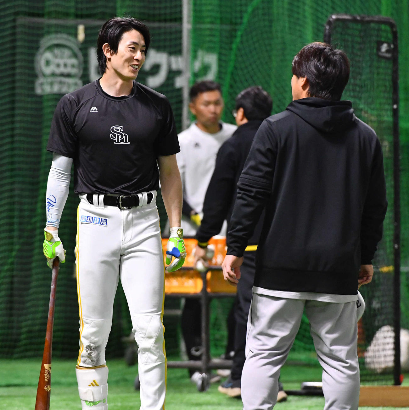 ソフトバンク対巨人　試合前に巨人甲斐（右）と談笑するソフトバンク周東（撮影・岩下翔太）