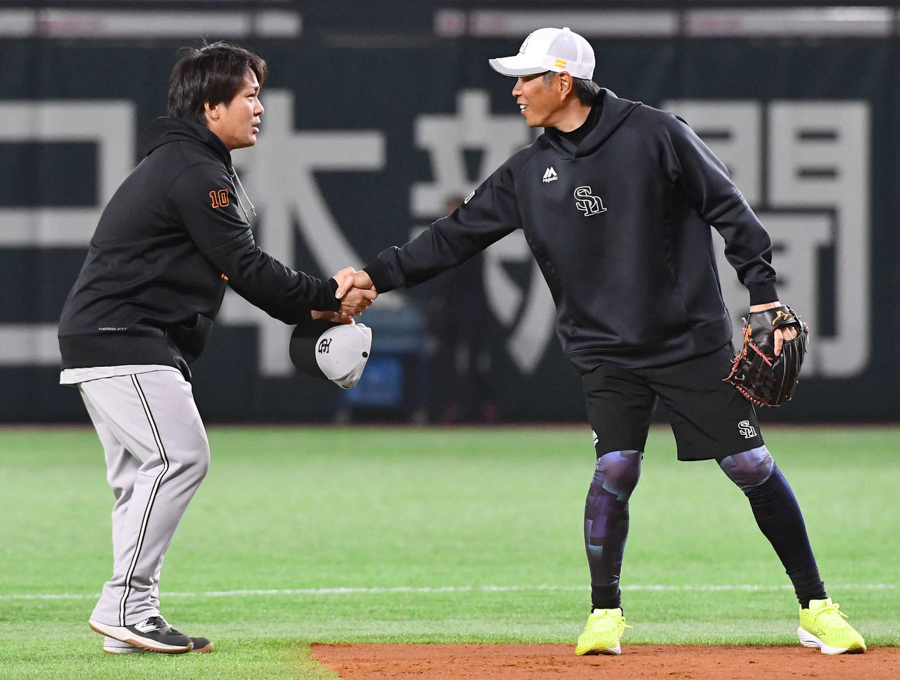 ソフトバンク対巨人　試合前、ソフトバンク小久保監督（右）と握手を交わす巨人甲斐（撮影・岩下翔太）