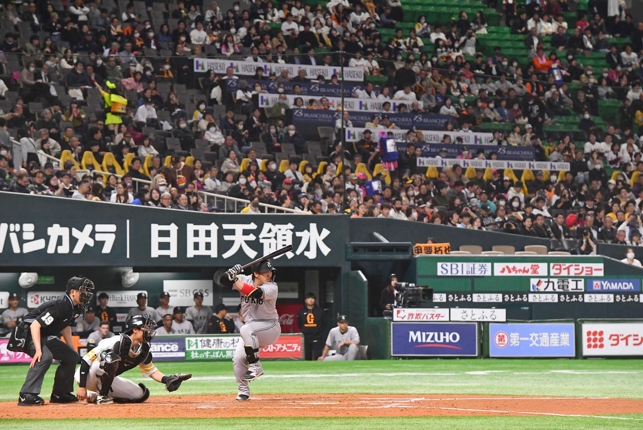 ソフトバンク対巨人　3回表巨人無死、古巣・みずほペイペイドームの打席に立つ甲斐（撮影・岩下翔太）