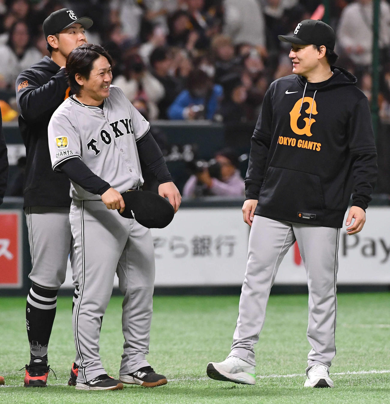 ソフトバンク対巨人　ソフトバンクに勝利し、丸（右）と談笑しながら整列する甲斐（撮影・岩下翔太）