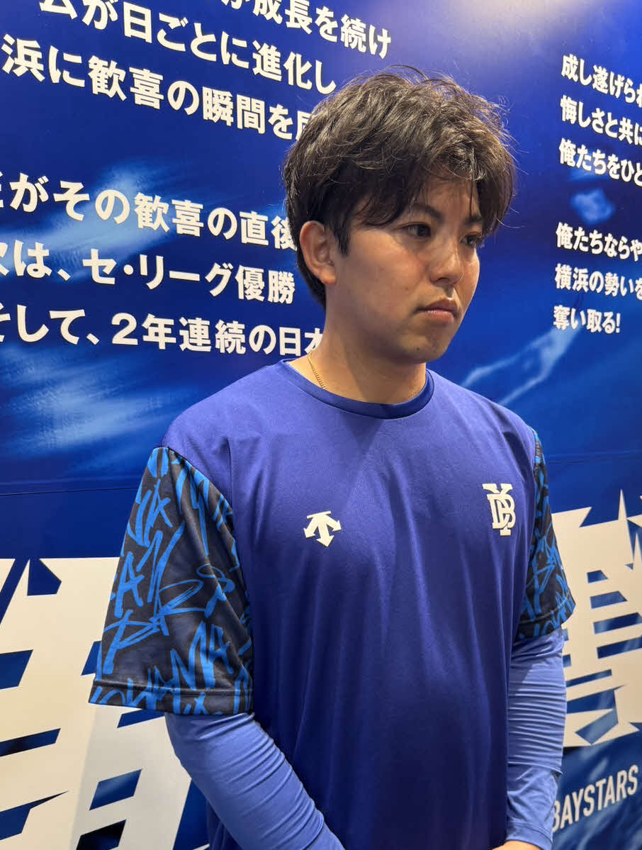 取材に対応するDeNA東（撮影・小早川宗一郎）