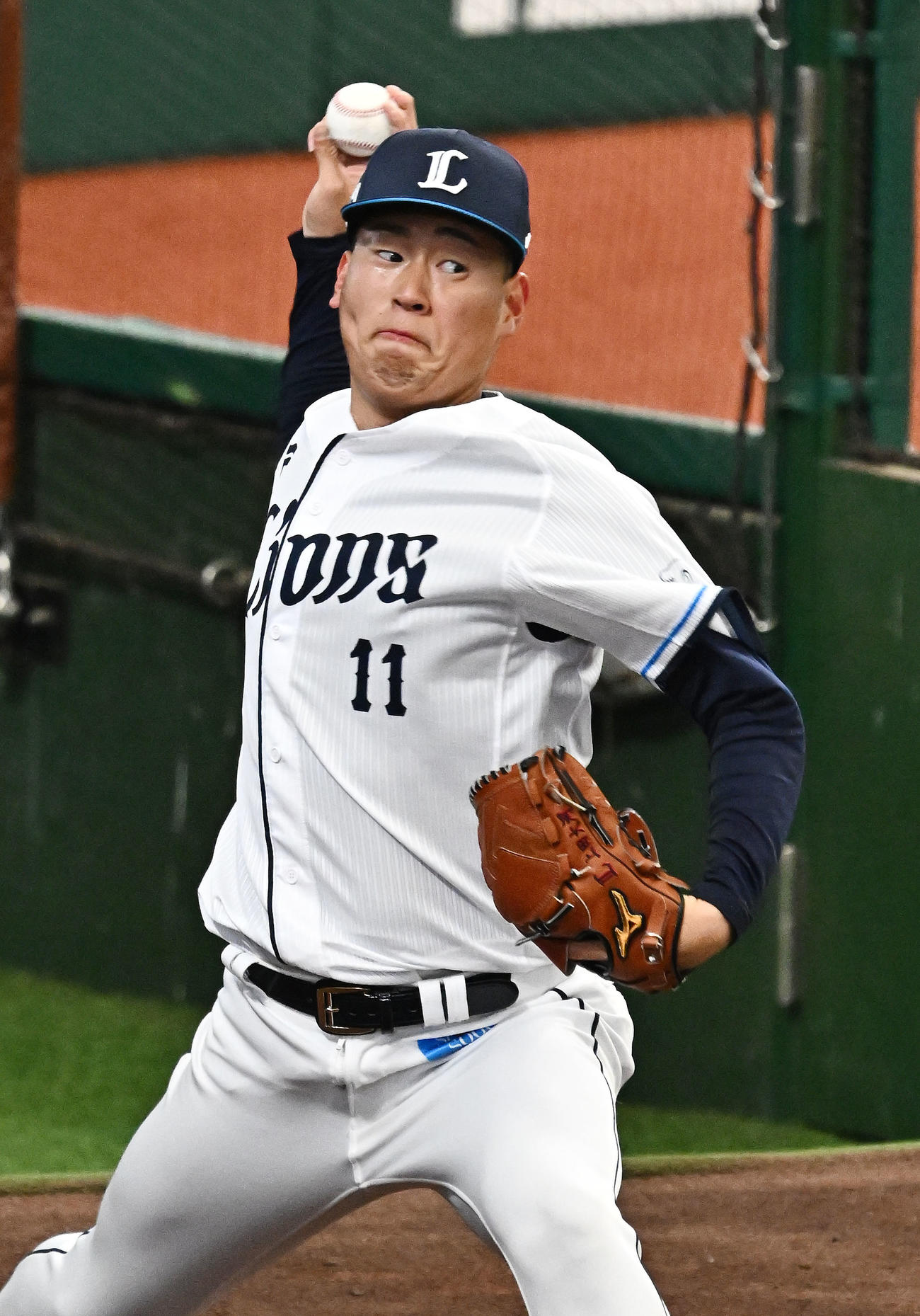 ブルペンで投球練習する西武上田（2025年3月12日撮影）
