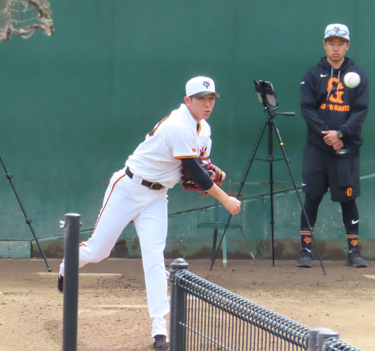 ブルペンに入り投球練習を行う巨人戸郷（撮影・水谷京裕）