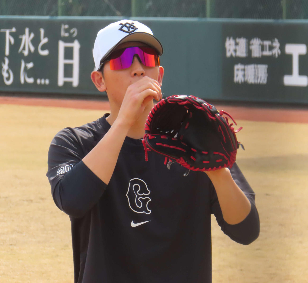 キャッチボールをする巨人戸郷（撮影・水谷京裕）