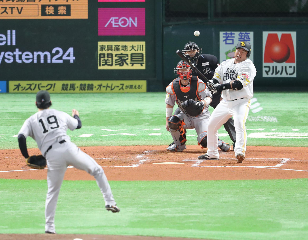 ソフトバンク対巨人　2回裏ソフトバンク無死、山川は死球を受け交代する（撮影・梅根麻紀）