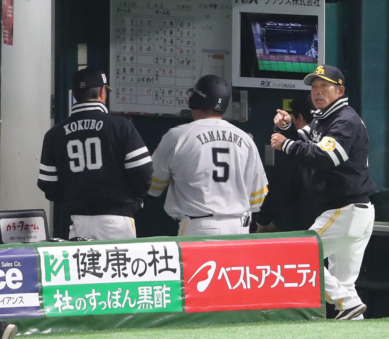ソフトバンク対巨人　2回裏ソフトバンク無死、山川は死球をベンチ裏に引っ込んでそのまま交代する（撮影・梅根麻紀）