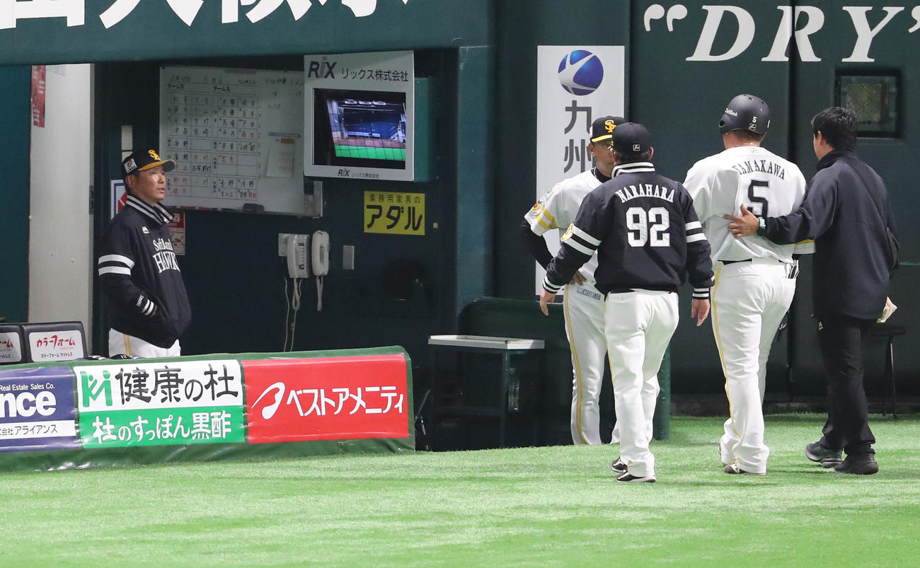 ソフトバンク対巨人　2回裏ソフトバンク無死、山川は死球をベンチ裏に引っ込んでそのまま交代する（撮影・梅根麻紀）