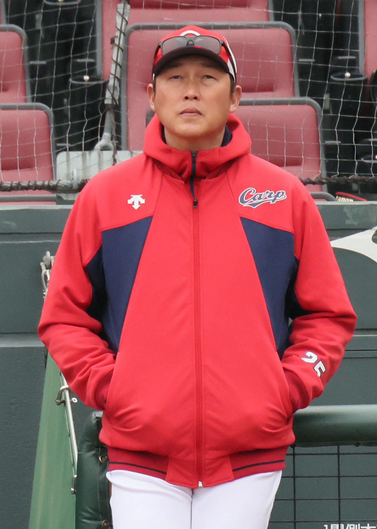練習を見守る広島新井監督（撮影・加藤孝規）