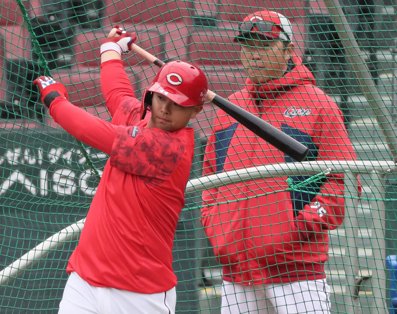 打撃練習をする広島林（左）と見守る新井監督（撮影・加藤孝規）