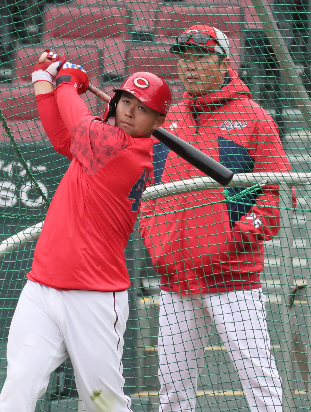 打撃練習をする広島林（左）と見守る新井監督（撮影・加藤孝規）