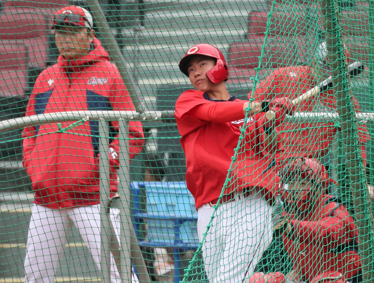 打撃練習をする広島二俣（右）と見守る新井監督（撮影・加藤孝規）