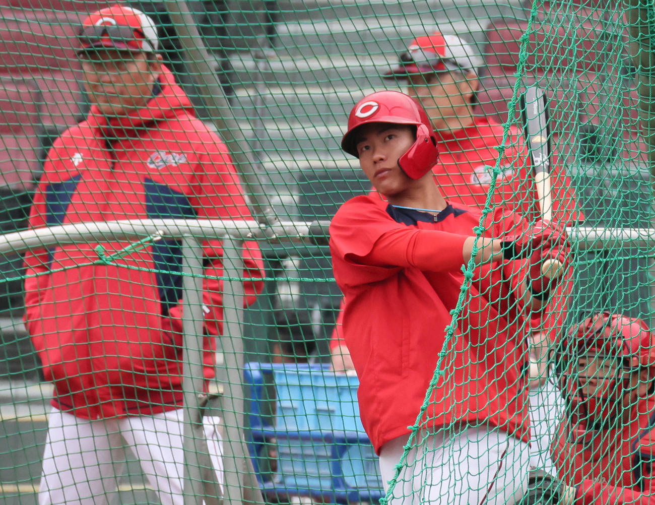 打撃練習をする広島二俣（右）と見守る新井監督（撮影・加藤孝規）