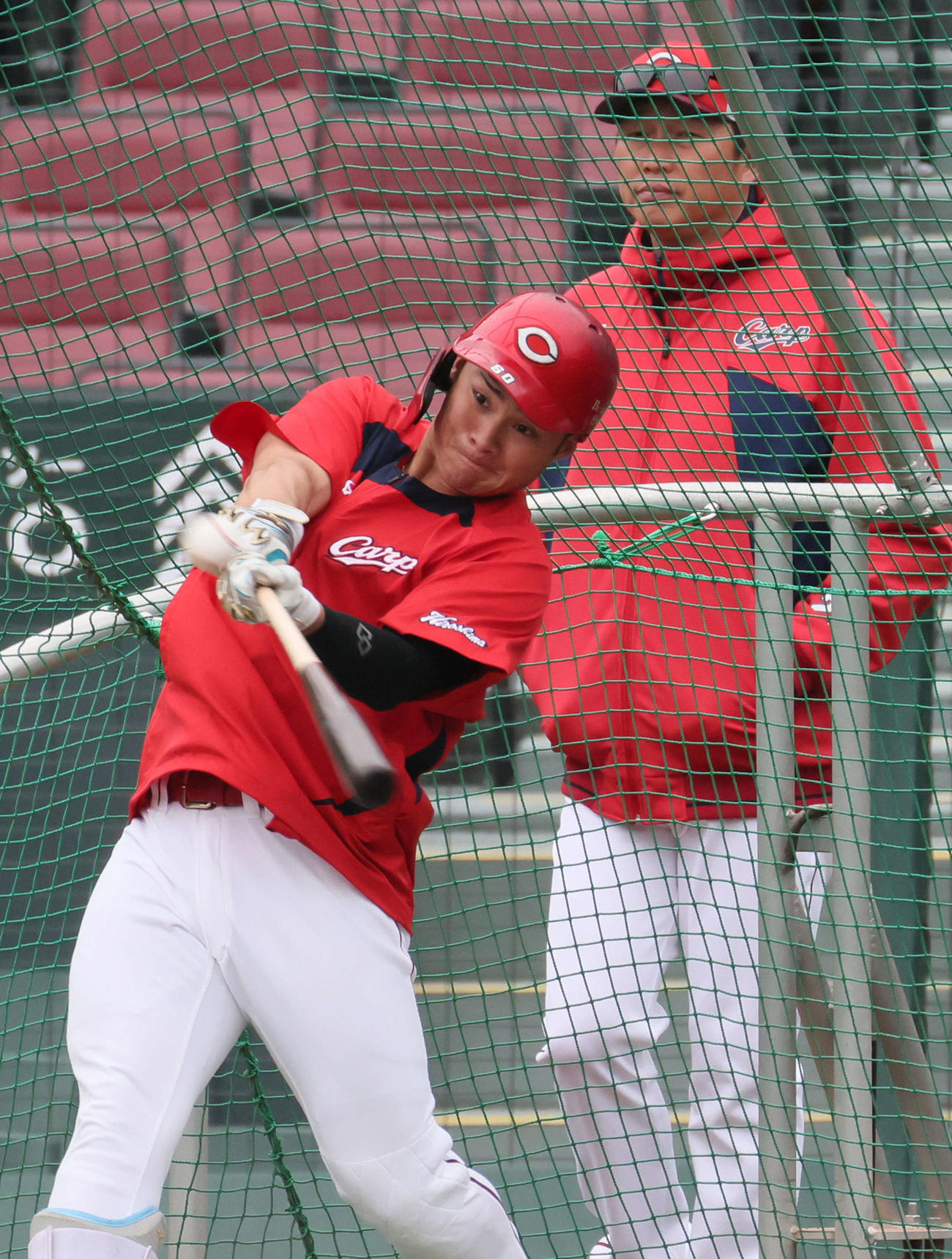 打撃練習をする広島田村（左）と見守る新井監督（撮影・加藤孝規）