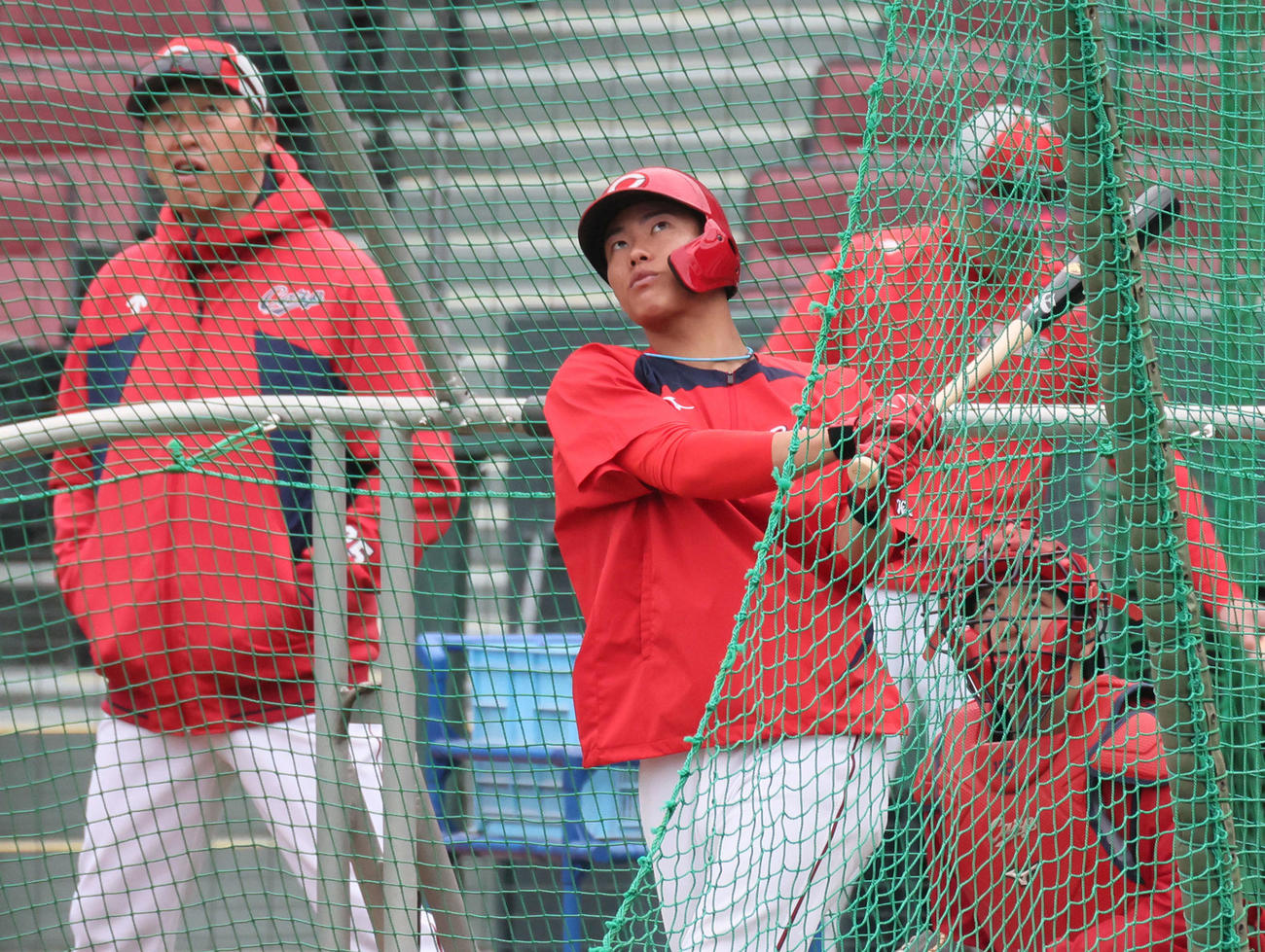 打撃練習をする広島二俣（右）と見守る新井監督（撮影・加藤孝規）