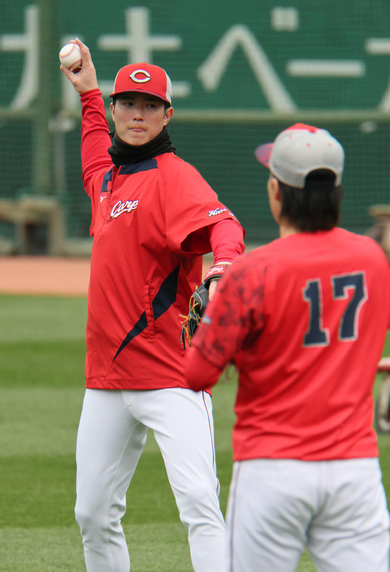 キャッチボールをする広島森下。手前は常広（撮影・加藤孝規）
