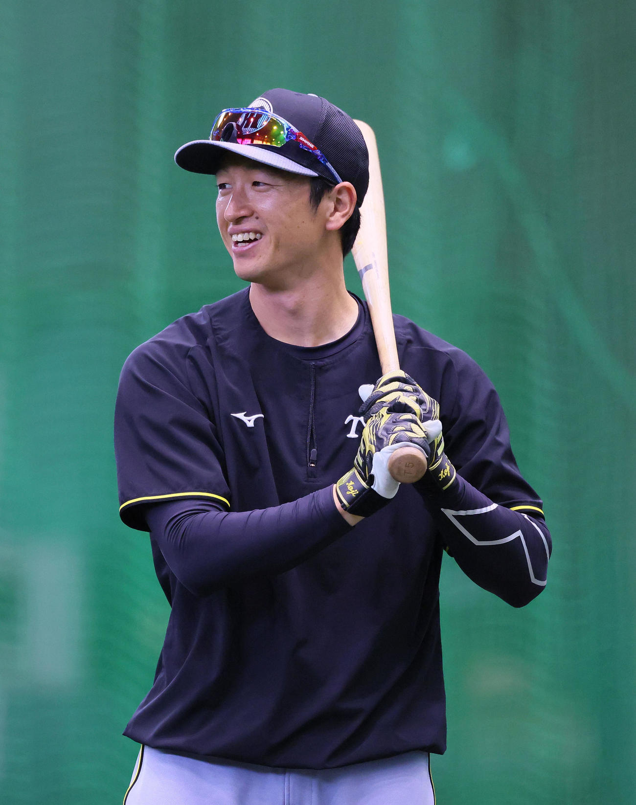 バットを手に笑顔を見せる阪神近本（撮影・藤尾明華）
