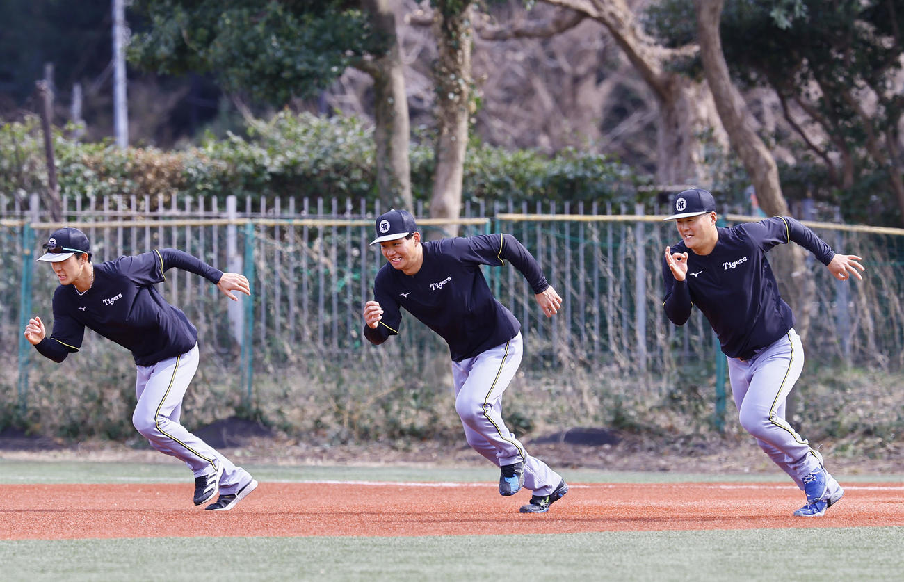 走塁練習をする左から阪神小幡、森下、前川（撮影・藤尾明華）