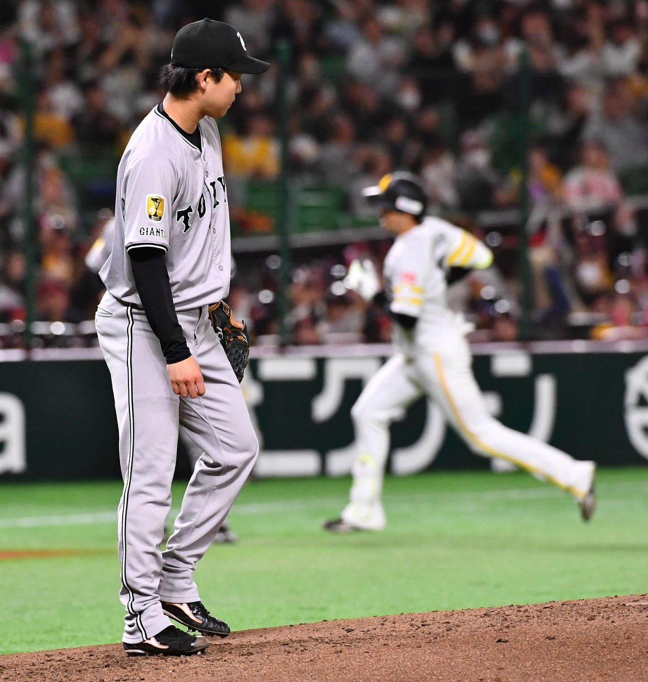 ソフトバンク対巨人　3回裏ソフトバンク1死、川瀬（右）に先制右越え本塁打を打たれた山崎（撮影・岩下翔太）