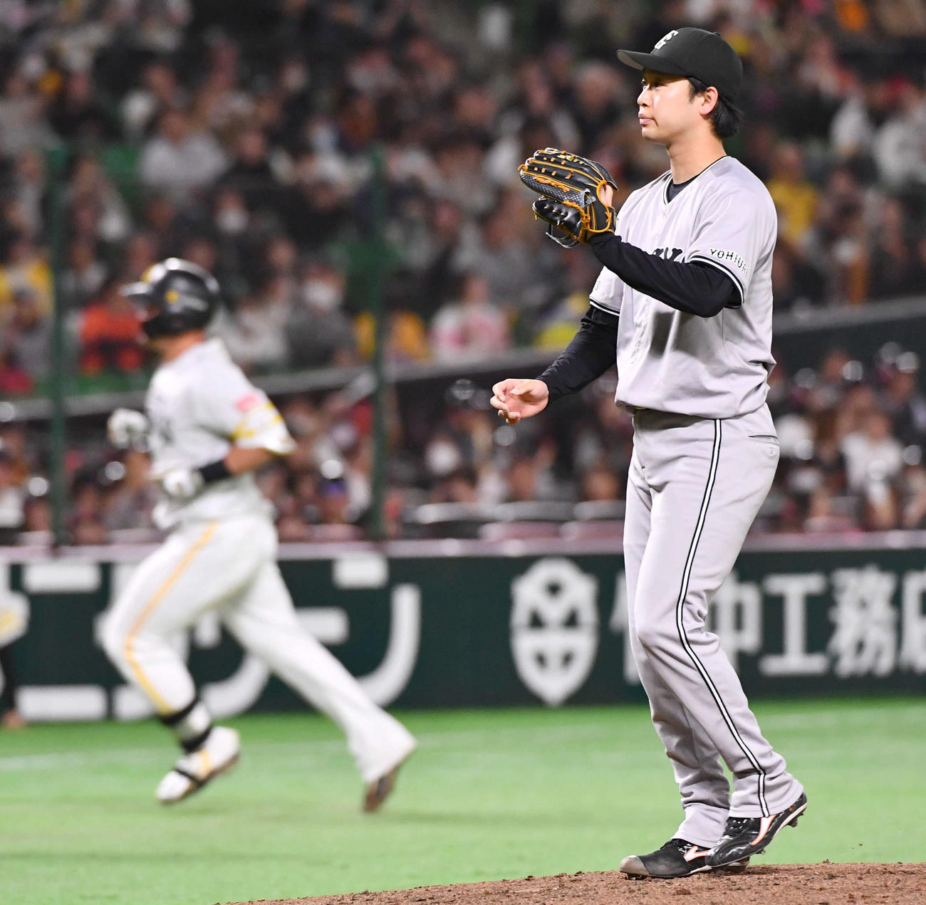 ソフトバンク対巨人　5回裏ソフトバンク無死、リチャード（左）に左中間へ本塁打を打たれた山崎（撮影・岩下翔太）