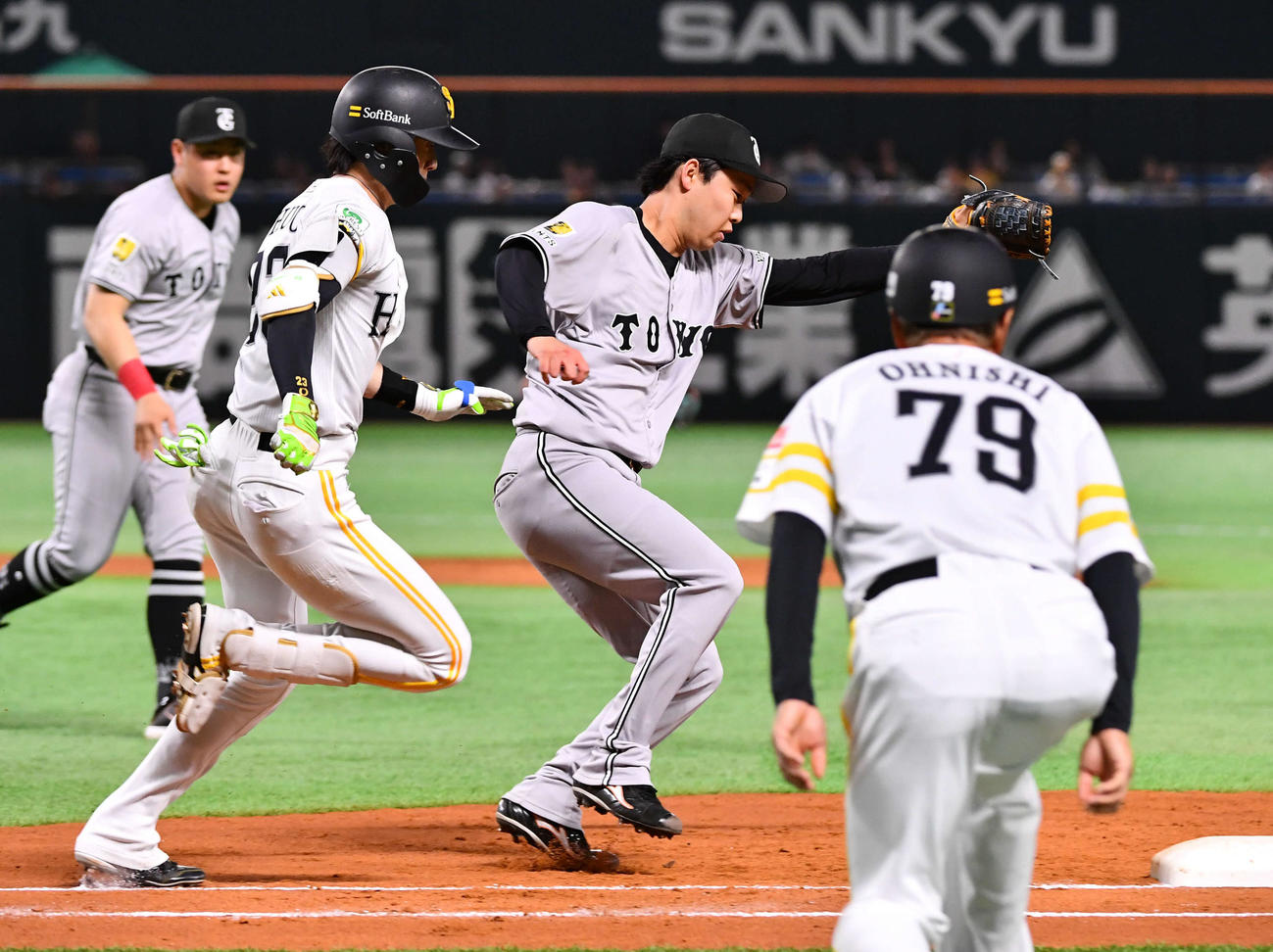 ソフトバンク対巨人　3回裏ソフトバンク1死、周東（左）を一ゴロに打ち取り、ベースカバーに走る山崎（撮影・岩下翔太）