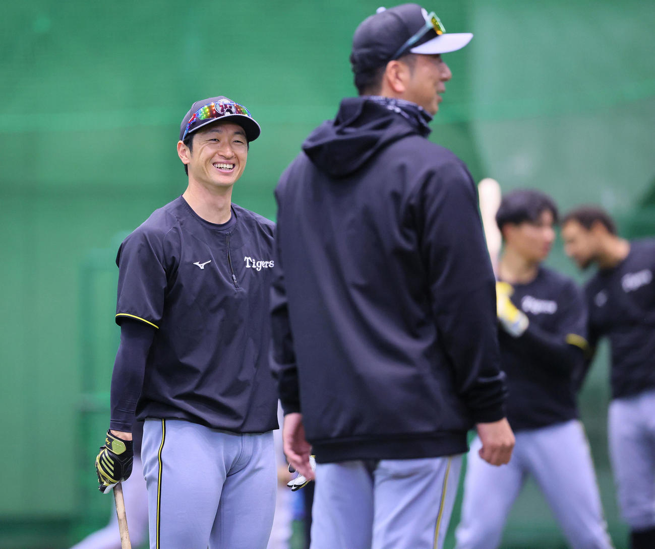藤川球児監督（右）と笑顔で話しをする阪神近本（撮影・藤尾明華）
