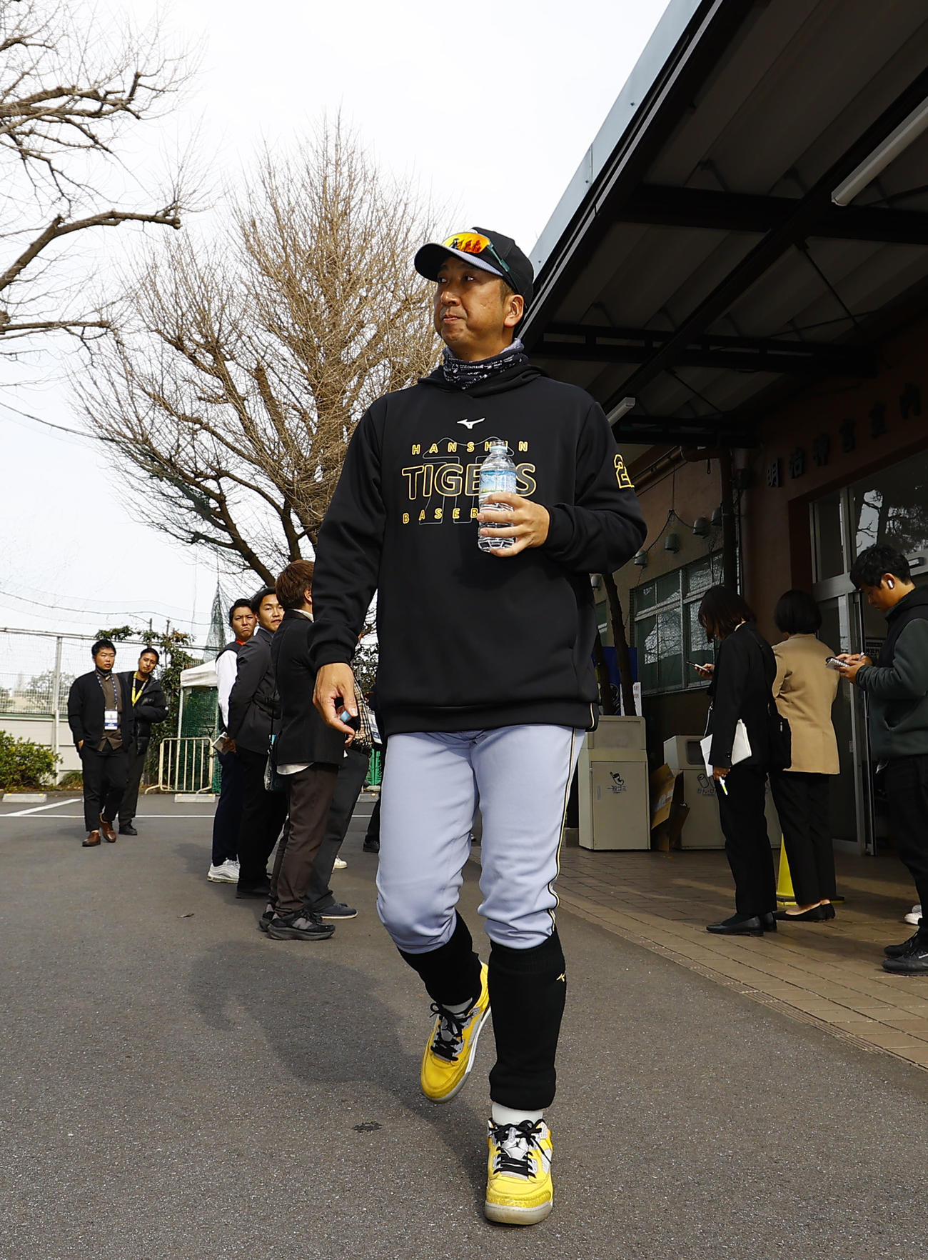 練習を終え引き揚げる阪神藤川監督（撮影・藤尾明華）