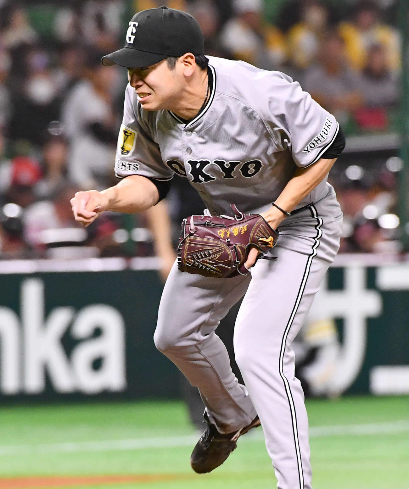 ソフトバンク対巨人　7回裏ソフトバンク無死、ダウンズへの初球を投じた近藤は顔をゆがめる（撮影・岩下翔太）