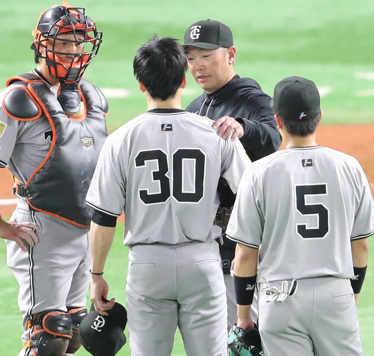 ソフトバンク対巨人　7回に異変を感じた近藤（手前）にマウンドで声をかける阿部監督（撮影・梅根麻紀）