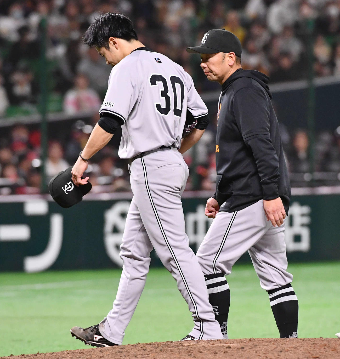ソフトバンク対巨人　7回裏ソフトバンク無死、緊急降板となった近藤（左）は阿部監督とベンチへ戻る（撮影・岩下翔太）