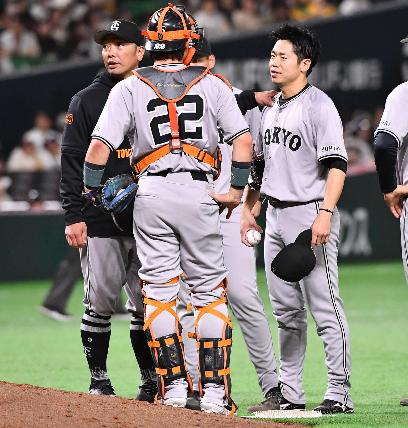 ソフトバンク対巨人　7回裏ソフトバンク無死、緊急降板の近藤（右）の肩をたたく阿部監督（撮影・岩下翔太）