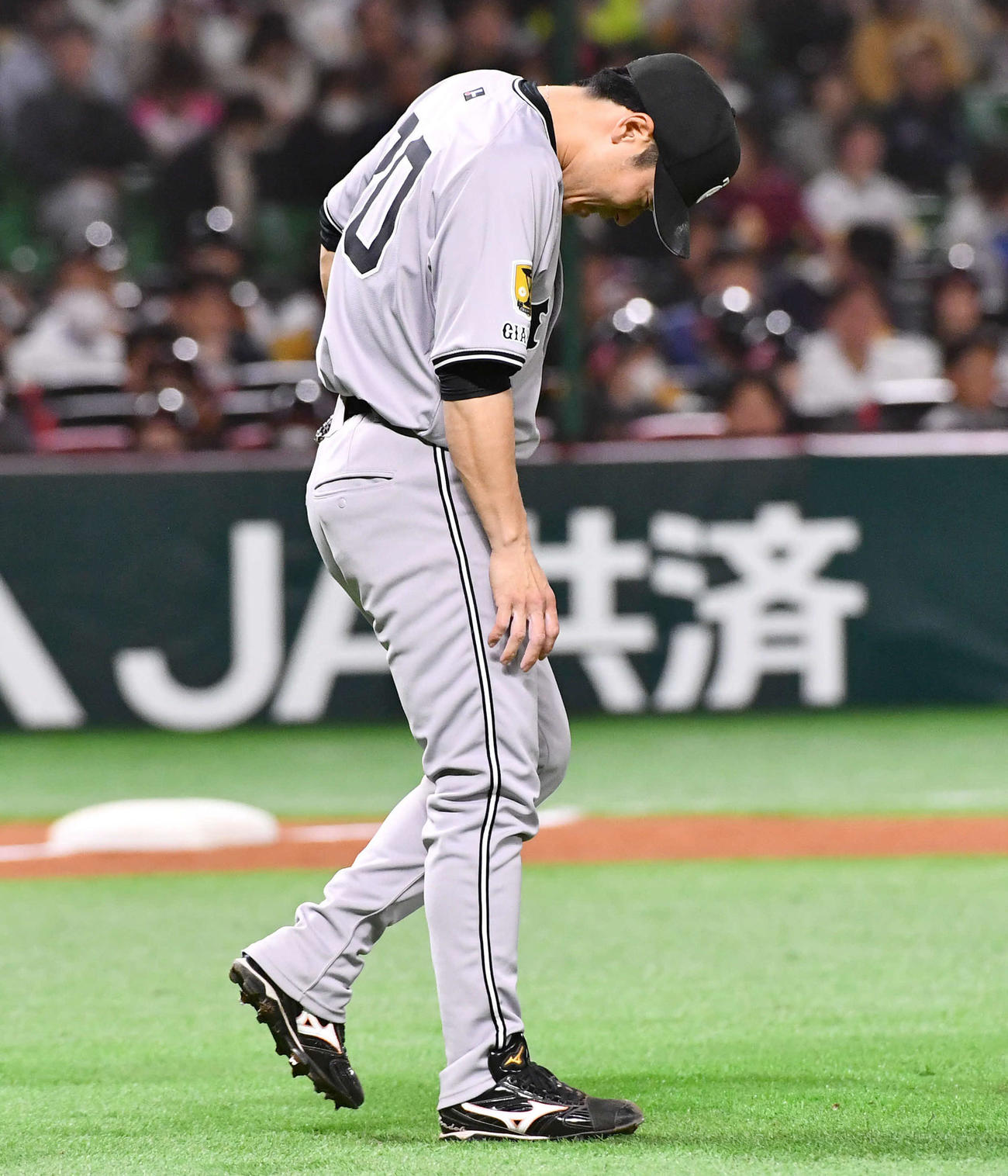 ソフトバンク対巨人　7回裏ソフトバンク無死、ダウンズへの初球を投じ、うつむく近藤（撮影・岩下翔太）