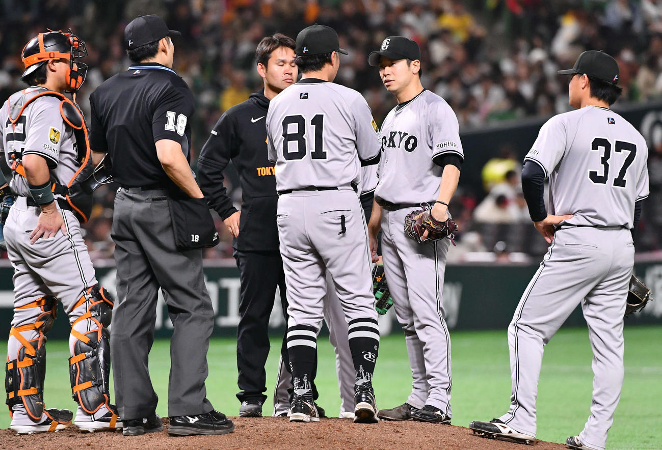 ソフトバンク対巨人　7回裏、投球練習を終えた近藤（右から2人目）のもとに集まる巨人ナイン（撮影・岩下翔太）