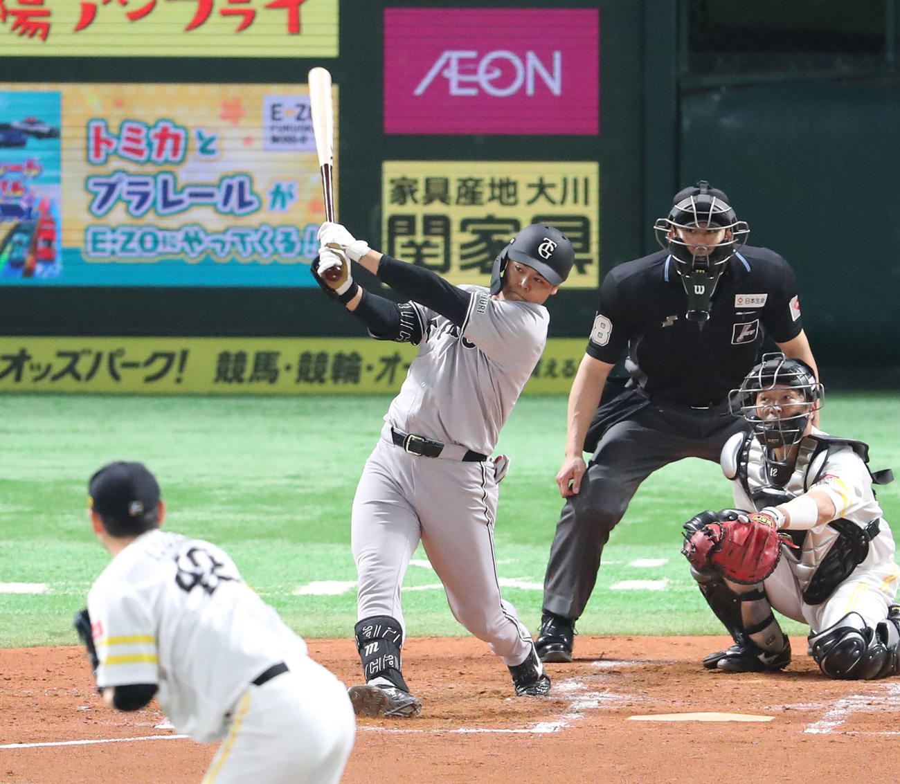 ソフトバンク対巨人　3回表巨人2死、中山は右越え二塁打を放つ（撮影・梅根麻紀）