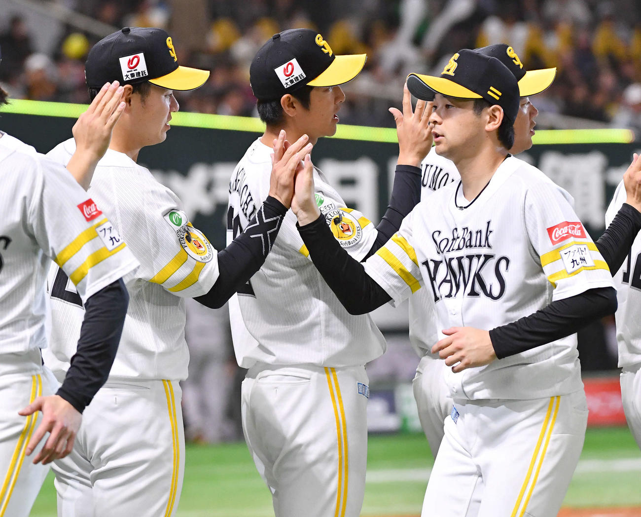 ソフトバンク対巨人　巨人に勝利し、川瀬（右）らソフトバンクナインとハイタッチする伊藤（左）（撮影・岩下翔太）