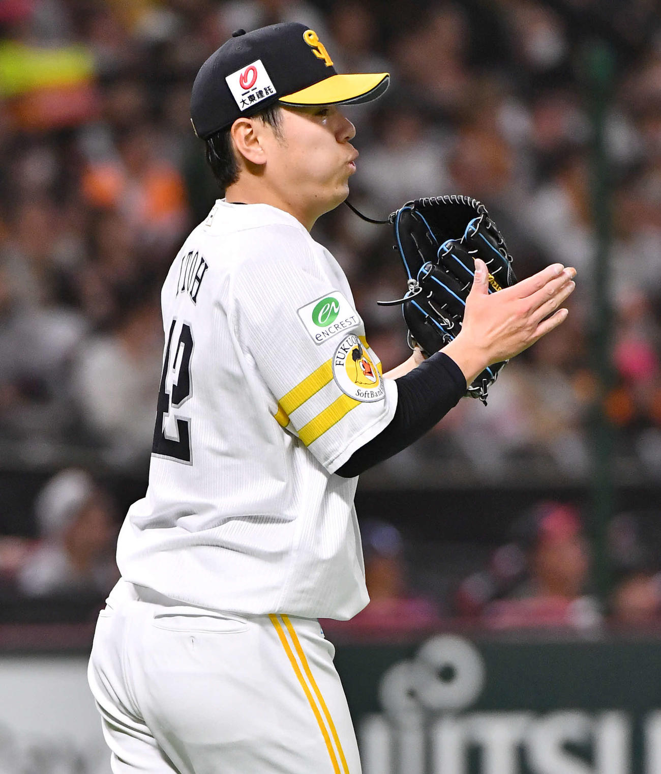 ソフトバンク対巨人　3回表巨人2死一、二塁、ヘルナンデスを中直に抑え、グラブをたたく伊藤（撮影・岩下翔太）