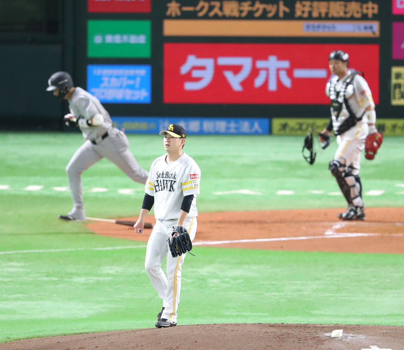 ソフトバンク対巨人　2回表巨人2死、坂本を右飛に仕留めた伊藤（撮影・梅根麻紀）