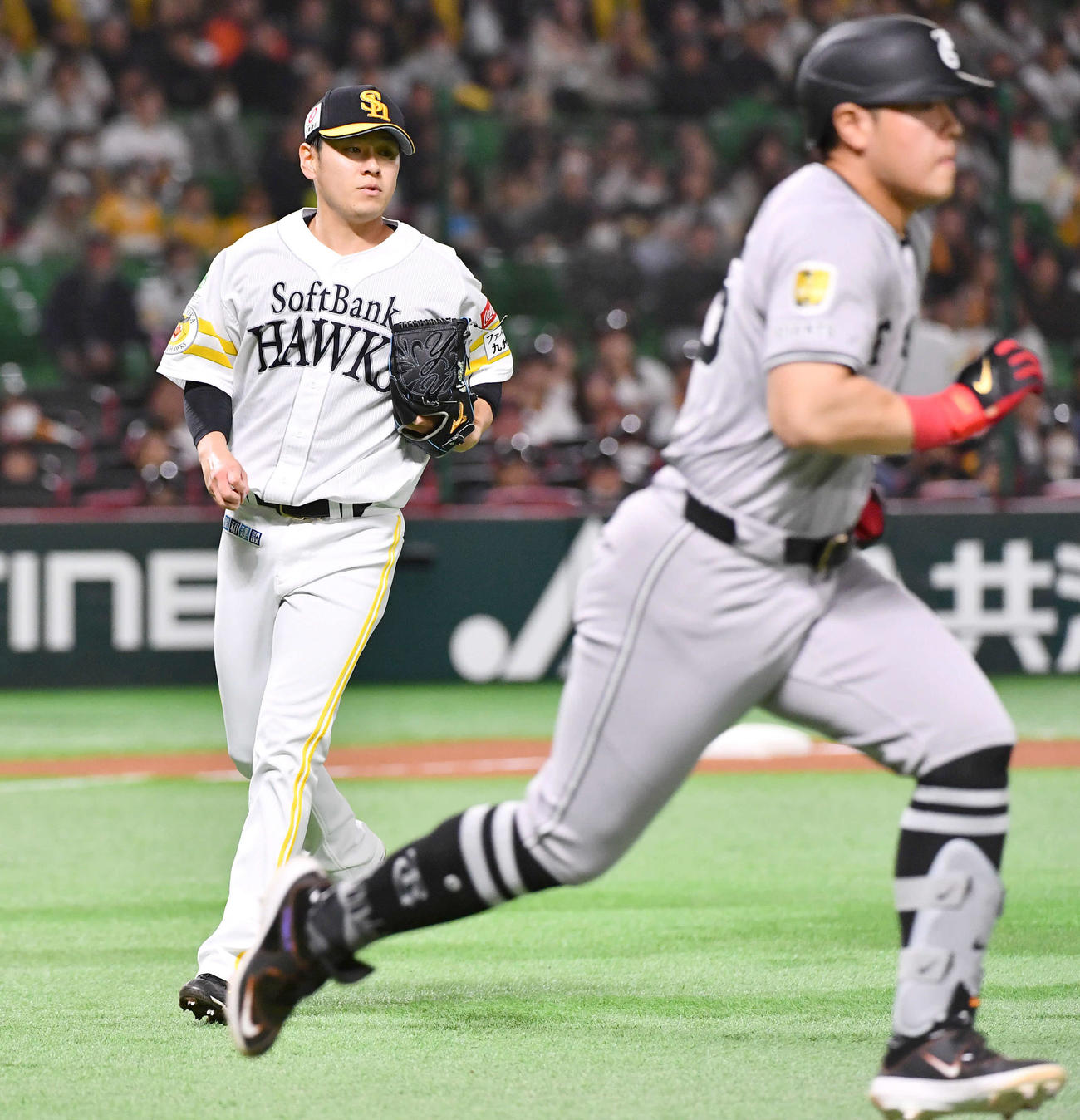 ソフトバンク対巨人　2回表巨人無死、岡本（右）を三ゴロに抑える伊藤（撮影・岩下翔太）
