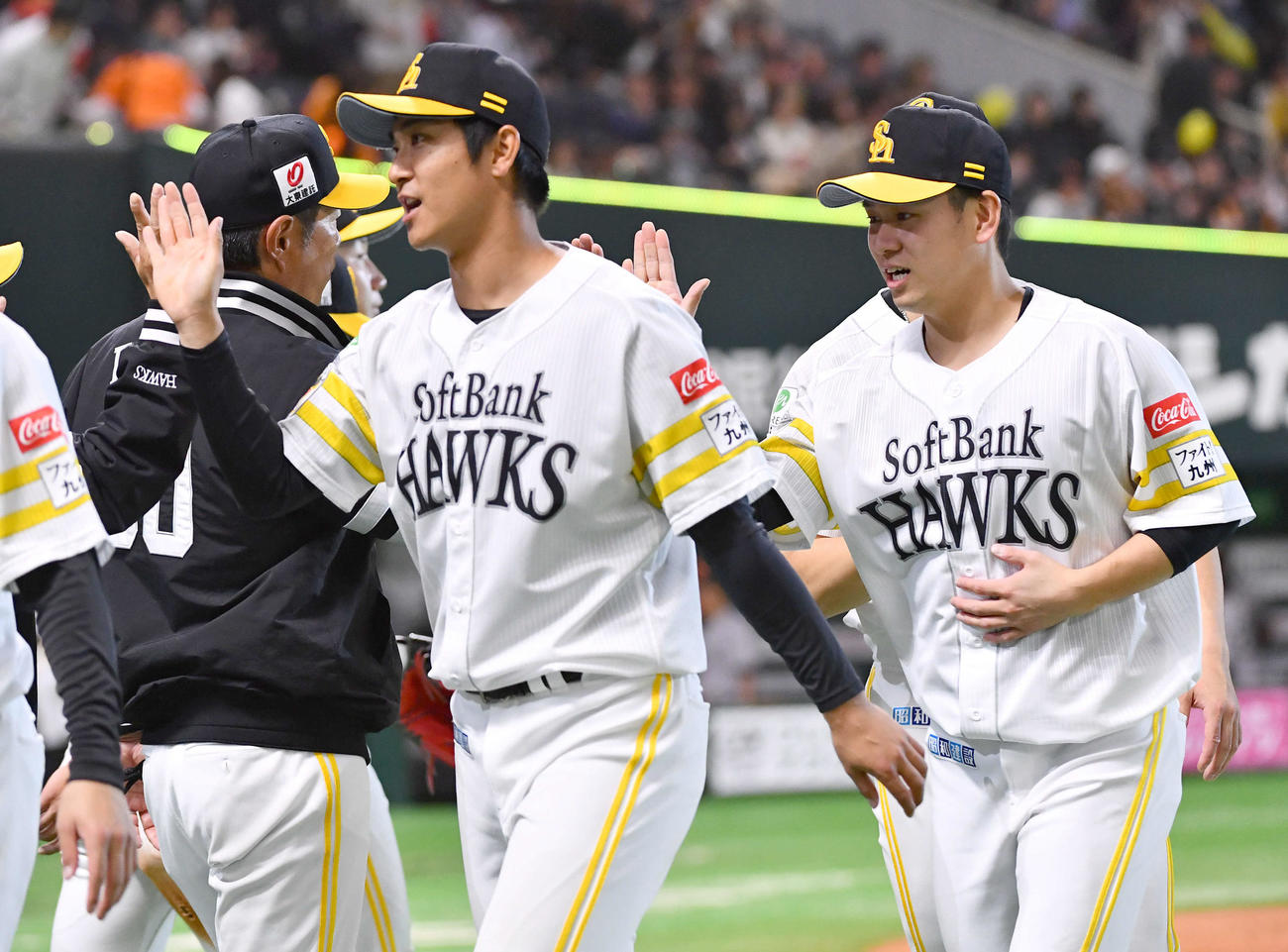 ソフトバンク対巨人　巨人に勝利し、小久保監督（左）とハイタッチする伊藤（撮影・岩下翔太）
