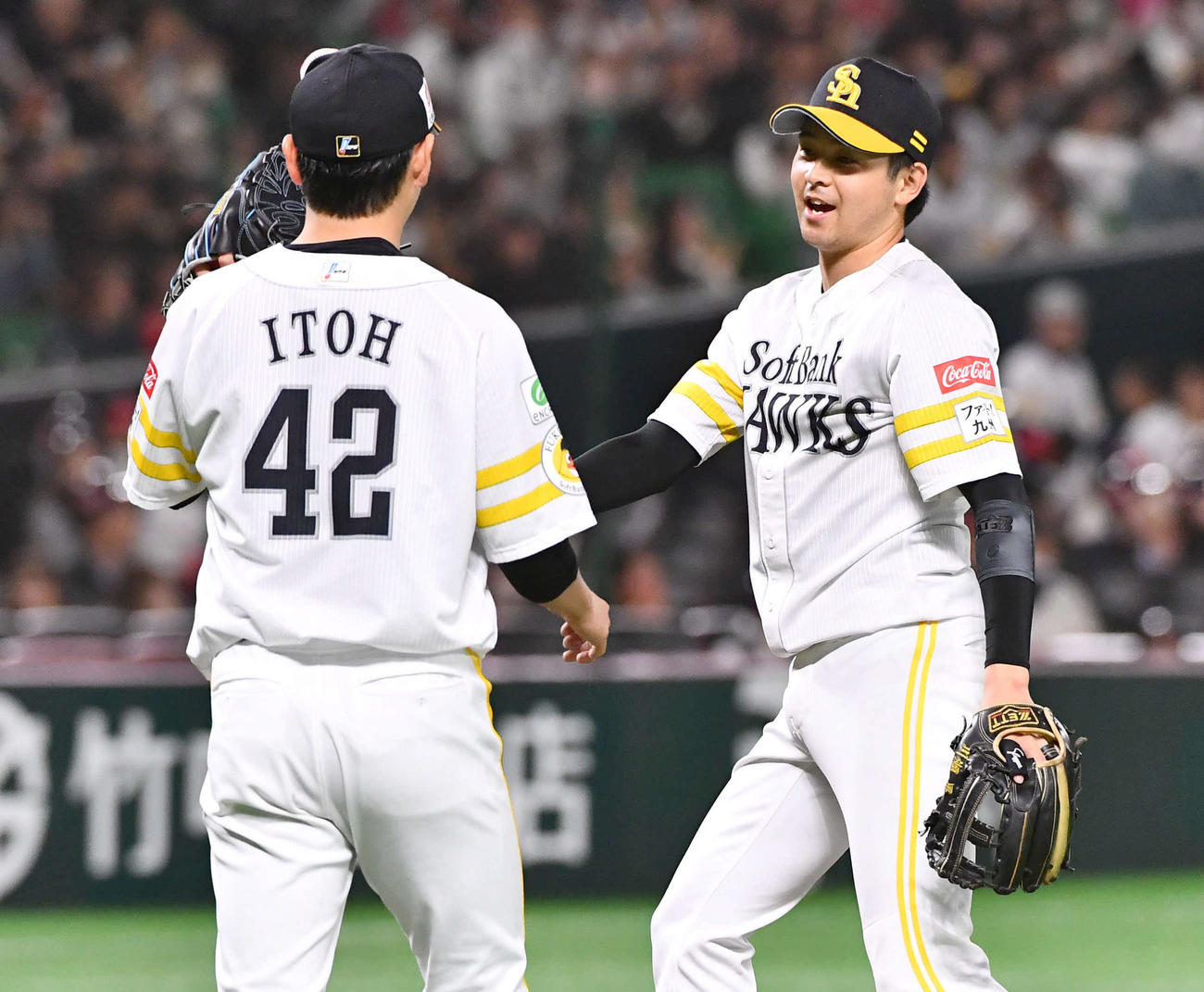 ソフトバンク対巨人　4回表巨人無死、吉川の遊ゴロを好守し、伊藤（左）にボールを渡す川瀬（撮影・岩下翔太）
